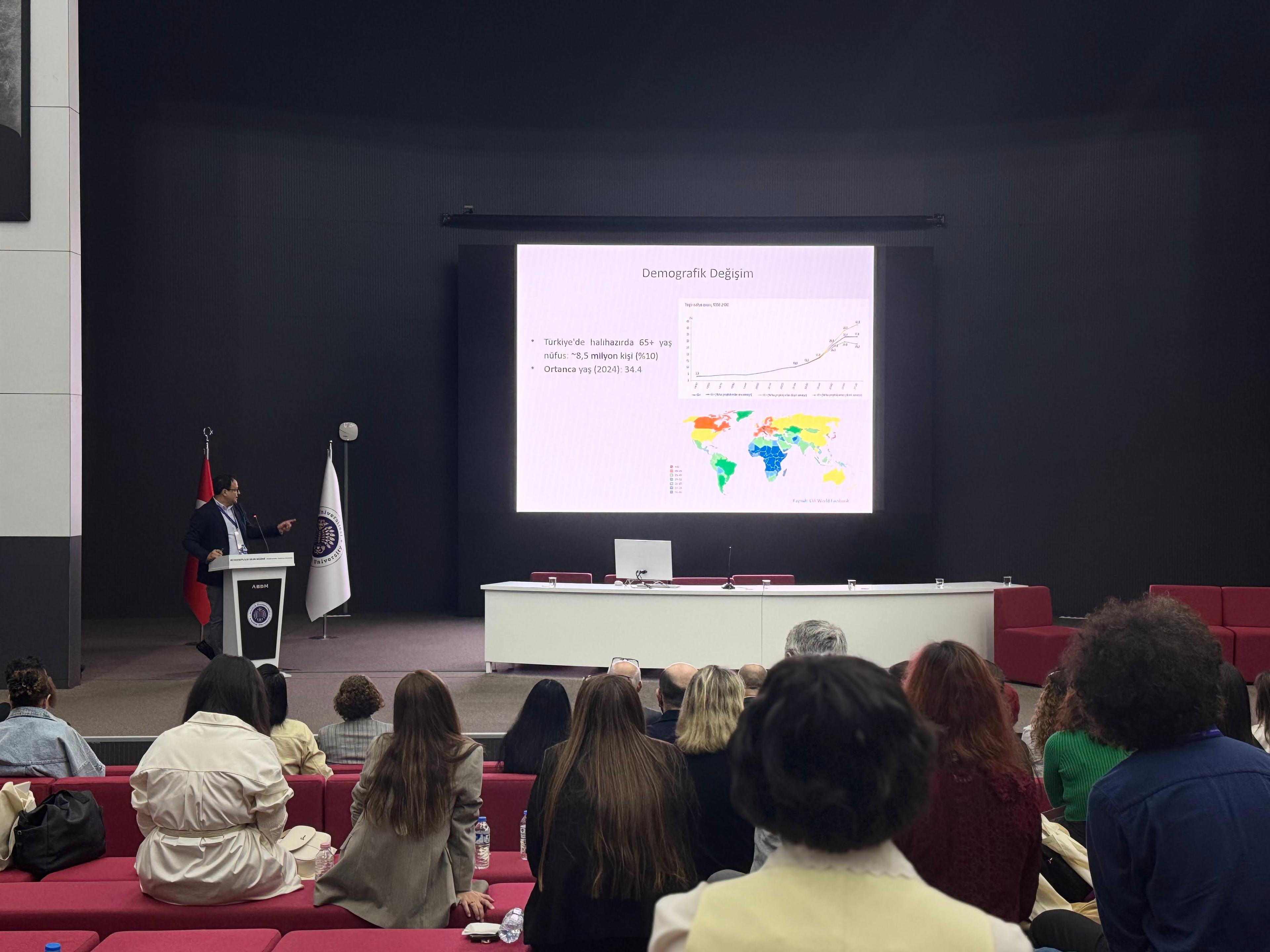 Yaşlılıkta Dil İşlemleme: Mevcut Durum ve Geleceğe Yönelik Bir Araştırma Gündemi - 38. Ulusal Dilbilim Kurultayı (2025) Davetli Konuşması